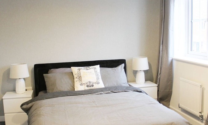 Peterborough House | Penelope Maison-Ideal for short stay & contractors