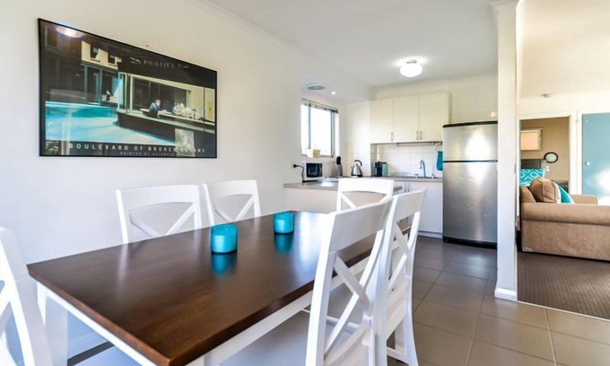 Surf Beach House | Penguins & Beach Escape - Beachley Bungalow 2 with WiFi