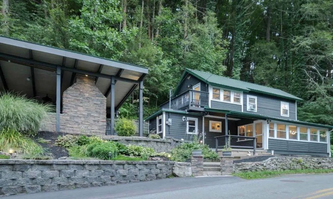 Bellefonte Cottage | PENN STATE Country Creek Cottage w/Hot Tub - ON Spring Creek and 7 miles to PSU