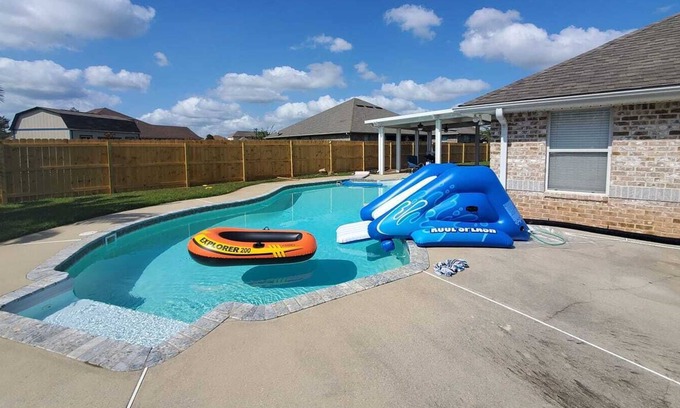 Northwest Pensacola House | Pensacola Suburbs 🏊 inground salt water pool. Guests with large 👪 families.