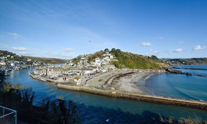 West Looe House | Penthouse apartment with stunning views of Looe bay and harbour.