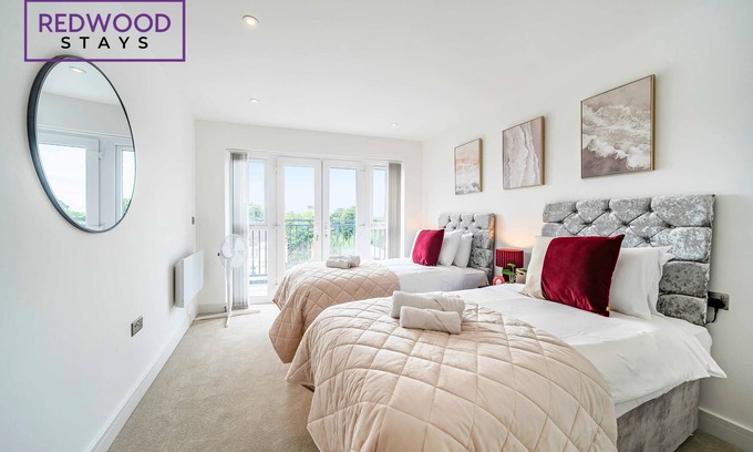 Rushmoor District Apartment | Penthouse | FREE Parking | Hi-Speed WiFi | Balcony