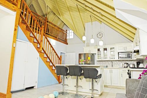 St.Bran's Burg Apartment | Penthouse with Loft at Seacastles, Beach and Pool 207
