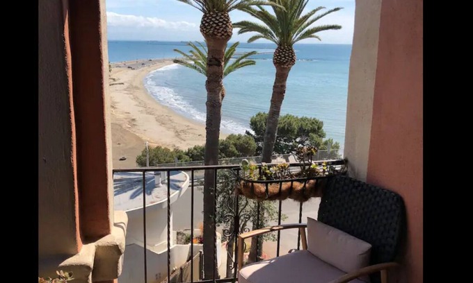 Fort MacArthur Apartment | Penths.OceanViews.Parking. Laundry.Beachside