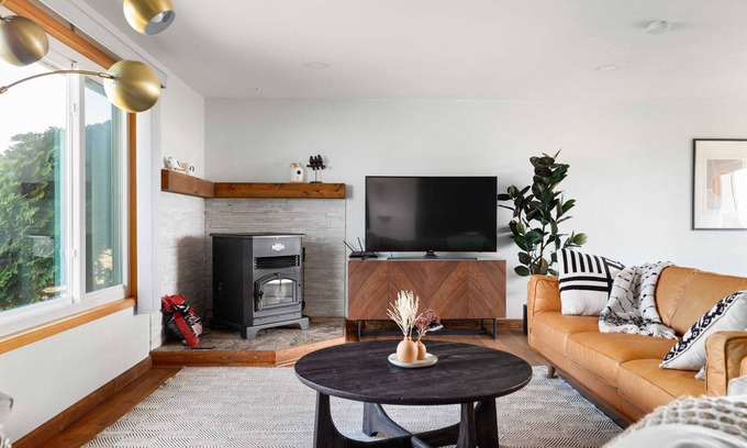 Oak Harbor House | Perch - La Fiesta 47: Sunset ocean view home, close to town