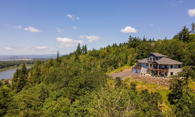 Carrolls Cabin | Perched on the Edge! Stunning Bluff with Wide River Views @ Kalama Oaks Lodge