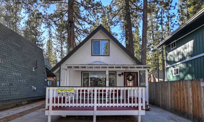 Big Bear Lake Cabin | Peregrine Pines By Destination Big Bear: Close to Bear Mountain, Golf Course and Zoo! Hot Tub!