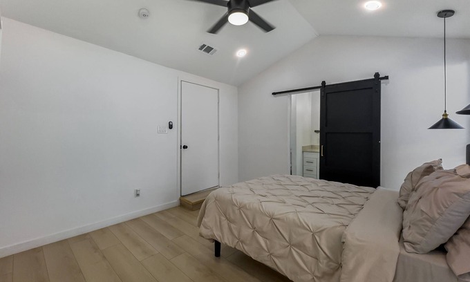 Arlington House | Perfect Arlington Midterm Rental