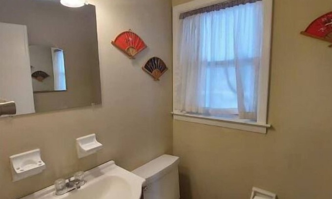 Rosewood House | Perfect commute.lots of room and free parking!