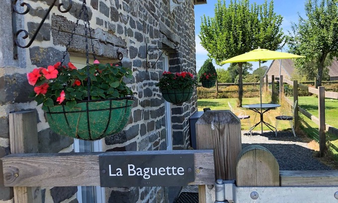 Le Mesnil-Garnier Cottage | Perfect for couples! Quality renovation and ideal location. Free Wifi. Bikes.