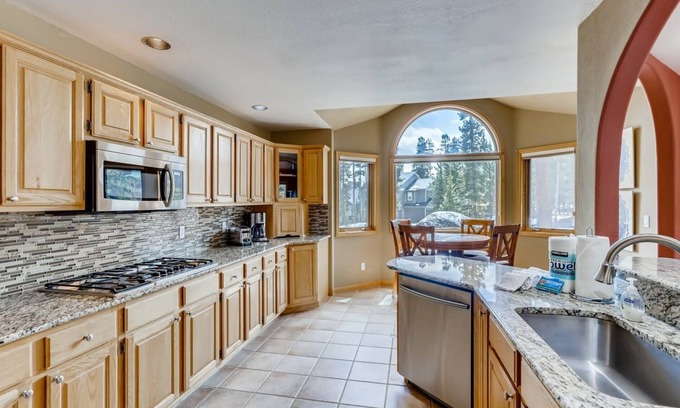 Three Peaks House | Perfect For Your Family Vacay With Yard, Hot Tub & Pet Friendly! 5 Bedroom Home by RedAwning