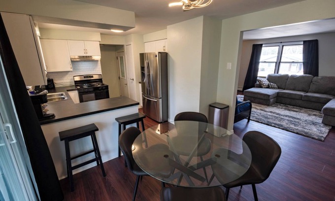 Green Bay House | Perfect Green Bay Getaway, 6 Minutes to Lambeau & Airport