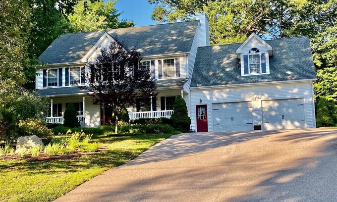 Preston House | Perfect home for adventure! 2mi to Foxwoods, 15 min to Mystic, tour CT WineTrail