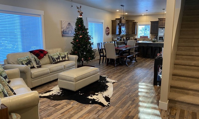 Cascade House | Perfect location!