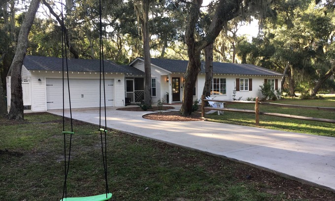 Jekyll Island House | 🇺🇸🏝️Perfect location for families+4 Bikes, 2 day July golfcart pass for week stay