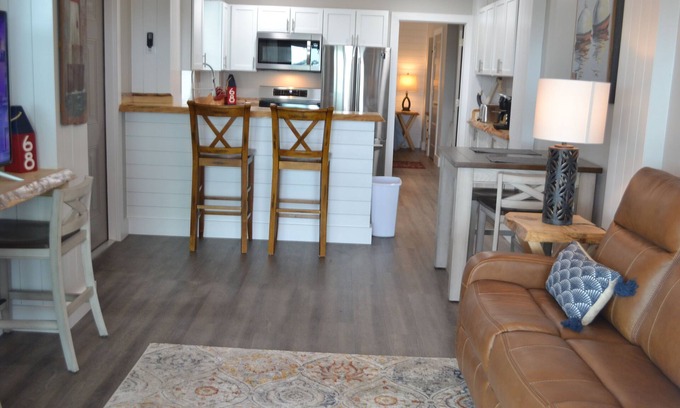 Sunbury House | Perfect size for 2 next Sunbury Crab Co Restaurant