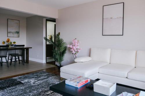 O'Hare House | Personal Gym Luxury Balcony Condo