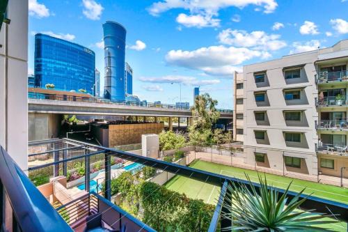 Perth Central Business District Apartment | Perth city BNB l CBD and Pool view - 1xKing bed and 2xSingle beds