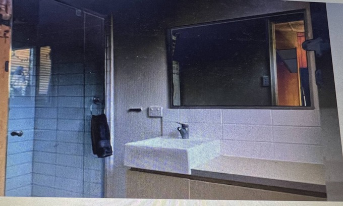 Surrey Hills Apartment | 🐶 PET FRIENDLY : 2 Bedroom Ground level. Private. Trams .Park. Netflix.Pet ok