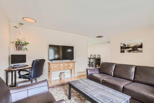 Lakewood House | Pet Friendly 3 Bedroom Near to Red Rocks And Belmar In Denver