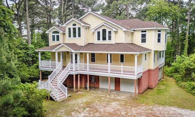 Cape Charles House | PET FRIENDLY-BEAUTIFUL APPOINTED HOME WITH BAY VIEWS AND PRIVATE COMMUNITY BEACH