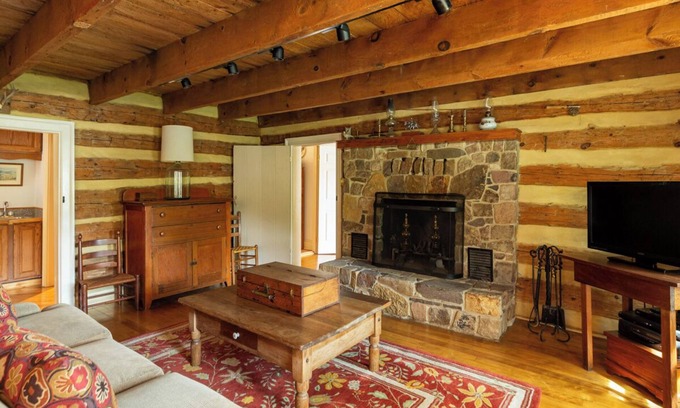 Warm Springs House | Pet-Friendly Cabin w/fireplace 3 min to hot spring pools
