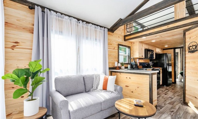 Guntersville Cottage | Pet Friendly + Dog Park + Outdoor Games & Firepit Mins to Guntersville