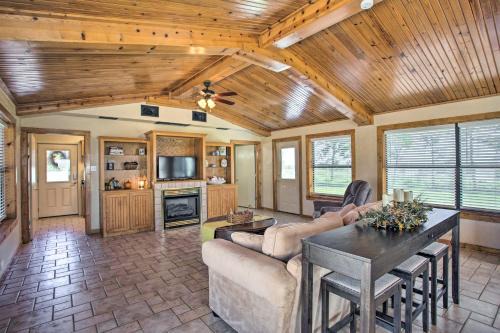 Calera House | Pet-Friendly Efficiency Cottage with Pool!