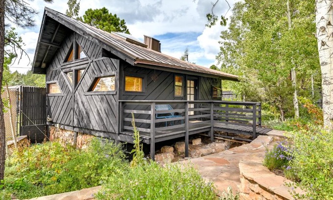 Flagstaff Apartment | Pet-Friendly Flagstaff Studio Cabin with Patio