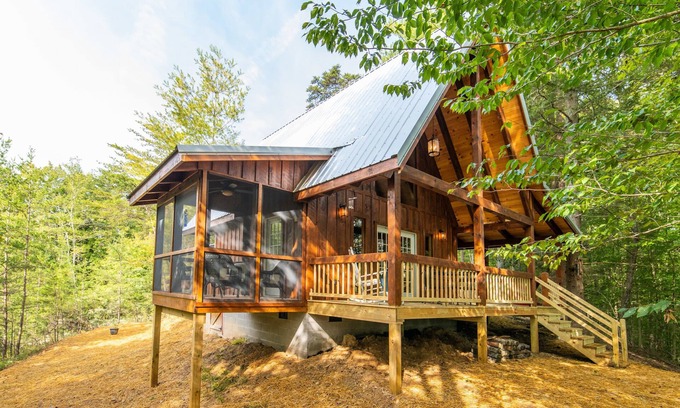 Pine Ridge Cabin | Pet-Friendly & Great Location - Tiny Cabin - Pine Point - Red River Gorge, Kentucky!