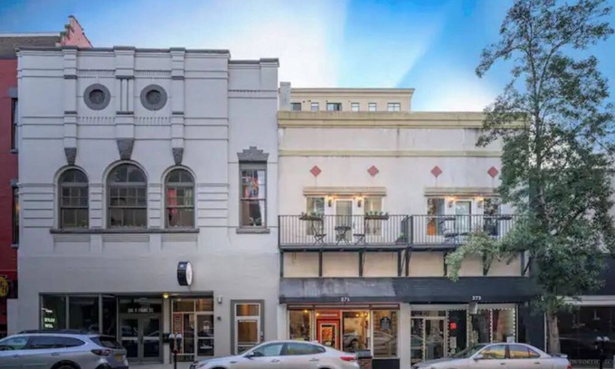 Downtown Wilmington Condo | Pet-Friendly Historic Downtown 2BR Loft 1 block from riverwalk, walk everywhere
