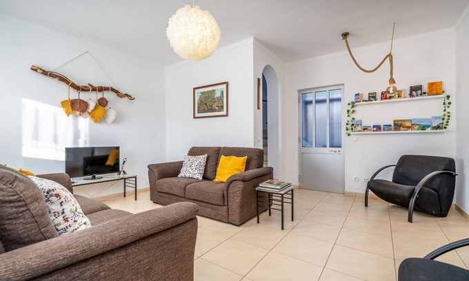Lagoa House | Pet-Friendly Holiday Home 'Casa Quintião' with Wi-Fi