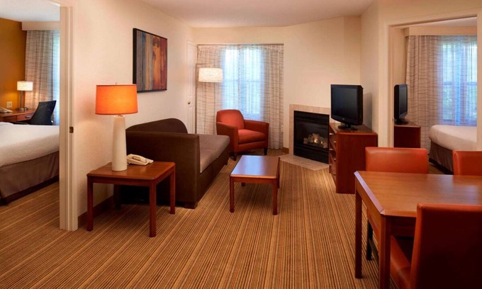 Waukegan Hotel | Pet-friendly Hotel! 3 Relaxing 2BR Suites with Free Breakfast, Outdoor Pool!
