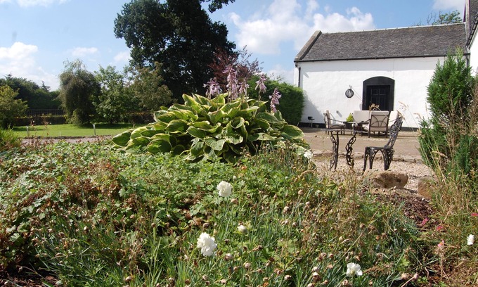 Strathaven Cottage | Pet friendly large Cottage in Strathaven, an outdoor BBQ hut, 20 mins to Glasgow