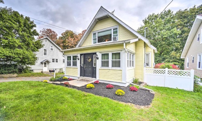Latham House | Pet-Friendly Latham Retreat about 7 Mi to Albany!