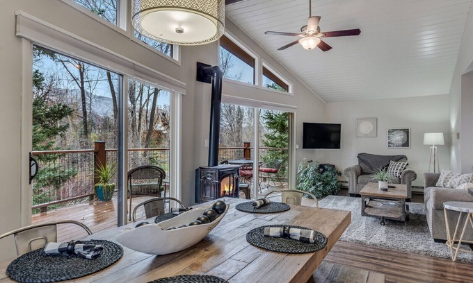 Glenwood Springs House | Pet-Friendly, Private Creekside Retreat Near Town & Hot Springs