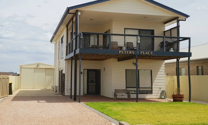 North Beach House | Peter's Place-3 min to beach, great balcony, views, peaceful location