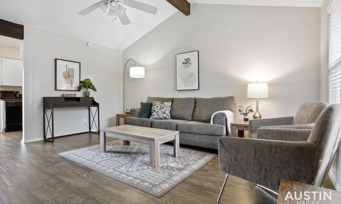 Zilker Apartment | Pets Welcome Great Space Backyard Near Zilker