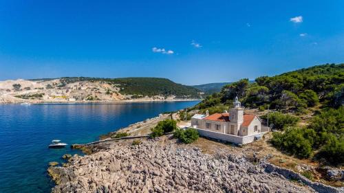 Cove Basina (Jelsa) Apartment | Phenomenal Pucisca Villa Lighthouse St Nicholas 2 Bedrooms Floor Heating & Private Jacuzzi