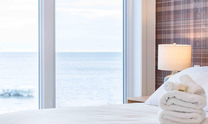 Petite-Riviere-Saint-Francois Ski Chalet | Phil Good 1219: Luxurious River View in Charlevoix