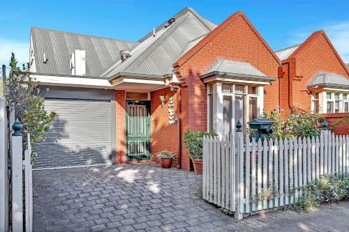 North Adelaide House | Picket Fence Cottage - Steps from Adelaide Oval