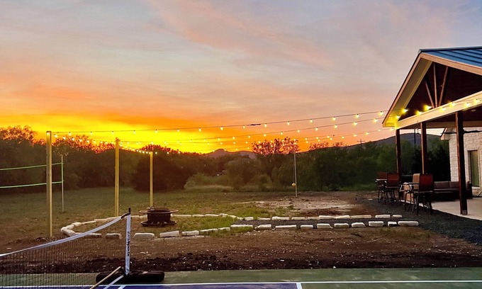 Concan House | Pickleball Court! New 2025 Luxury Beauty, Mtn. Views, Only 2 minutes to Frio!