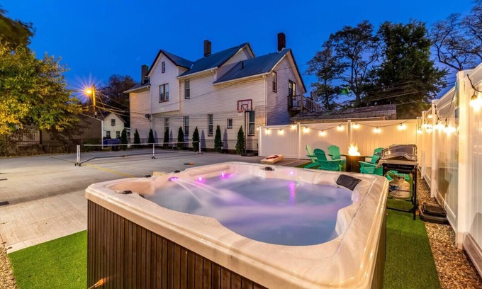 Tremont Apartment | Pickleball Hot Tub Fun Relax