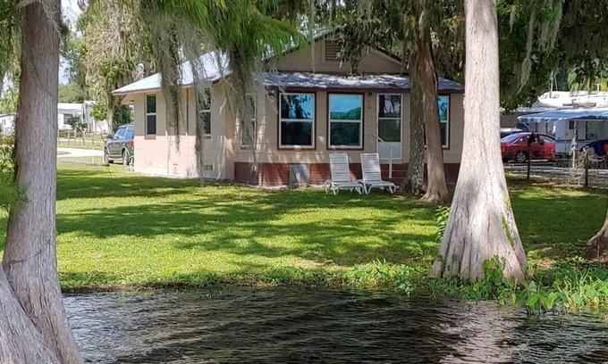 Floral City House | Picturesque Lake Front Cottage