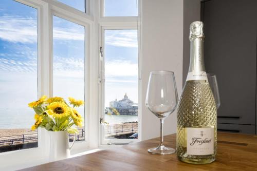Eastbourne City Centre Apartment | Pier View - stylish flat with sea views
