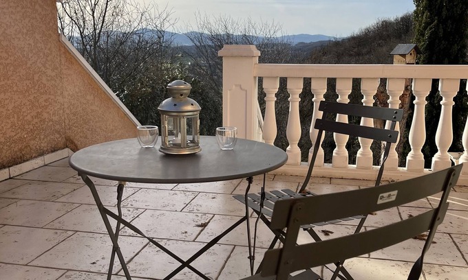 Charnay Apartment | Pierres Dorées : Calme et Détente sur la Route des Vins à Deux pas de Lyon