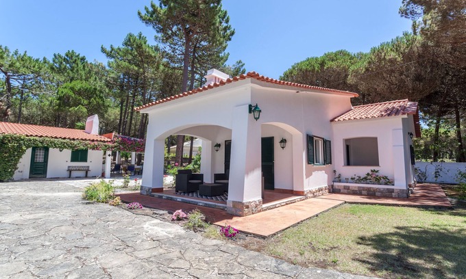 Praia das Macas House | Pine Tree Garden House at Azenhas do Mar - Beaches and Sintra