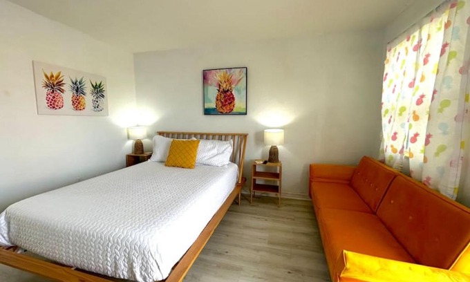 Bridgeport Heights Apartment | Pineapple Shores Retro Inn 6