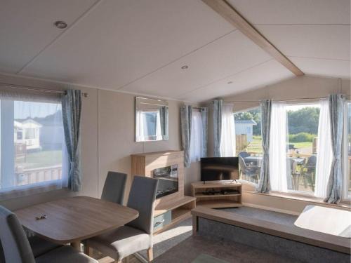 Wells-next-the-Sea Cabin | Pinewoods Beach no.5 - sleeps 6 – dog friendly