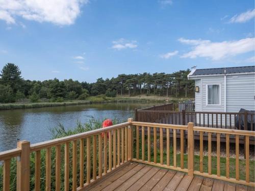 Wells-next-the-Sea Cabin | Pinewoods e-Lakeside Luxe - dog friendly